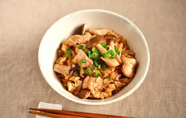 『シメジと鶏肉の炊き込みご飯』の完成写真（撮影：小泉明代）