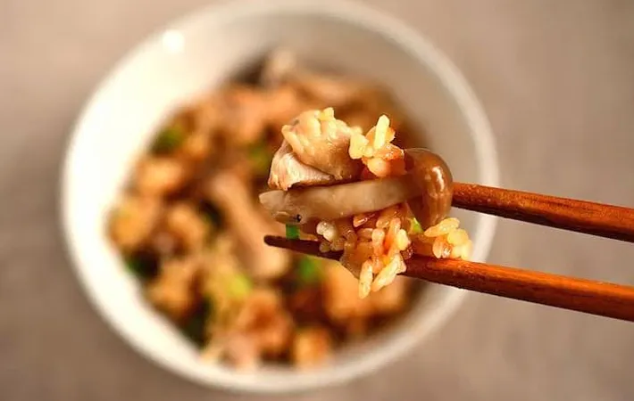 『シメジと鶏肉の炊き込みご飯』の完成写真（撮影：小泉明代）