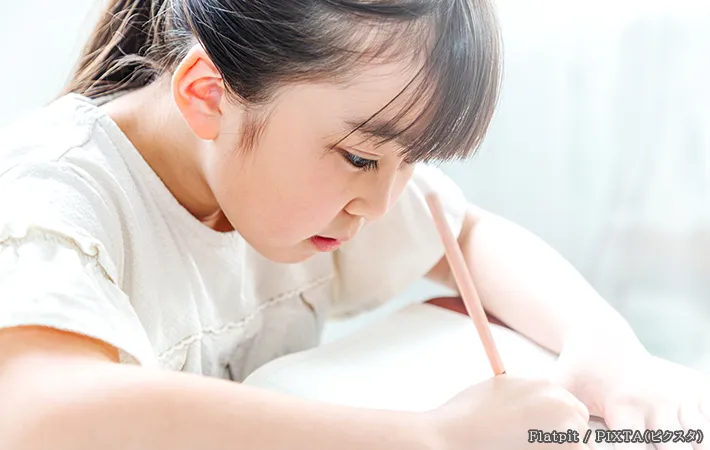 勉強する子供の写真