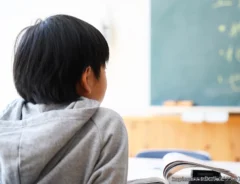 教室にいる子供の写真