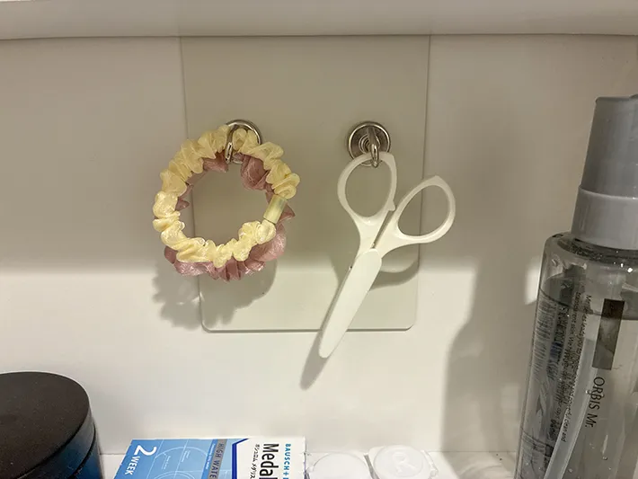 マグネットフックに掛けたヘアゴムやハサミ（撮影：grapeライフハック編集部）