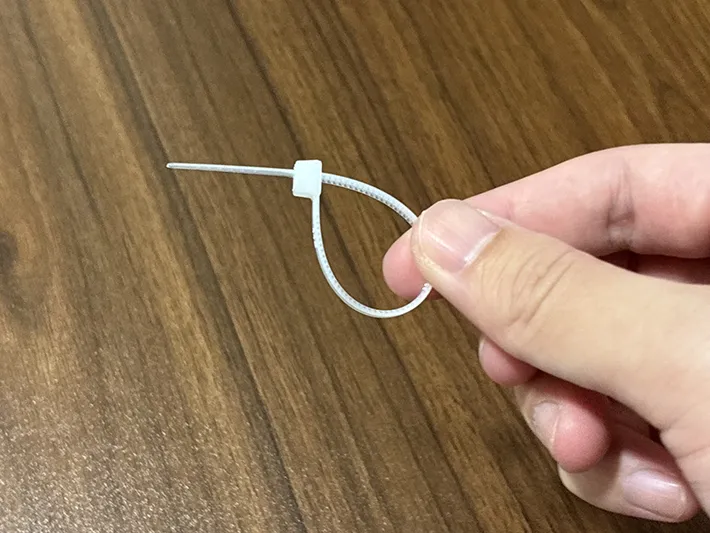 結束バンドをつないで作った輪（撮影：grapeライフハック編集部）
