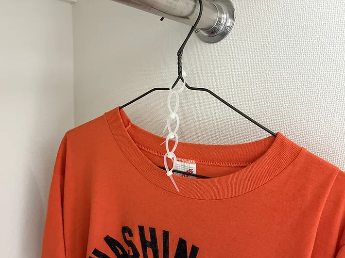 ハンガーにつけた結束バンド（撮影：grapeライフハック編集部）