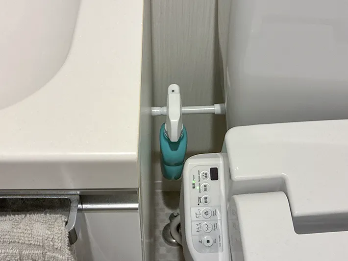 短いつっぱり棒に引っかけた掃除クリーナー（撮影：grapeライフハック編集部）