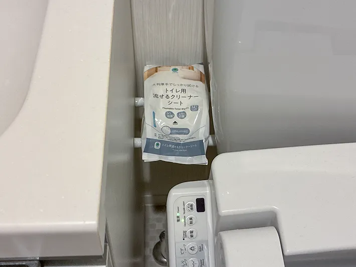 2本の短いつっぱり棒の上に置いたクリーナーシート（撮影：grapeライフハック編集部）