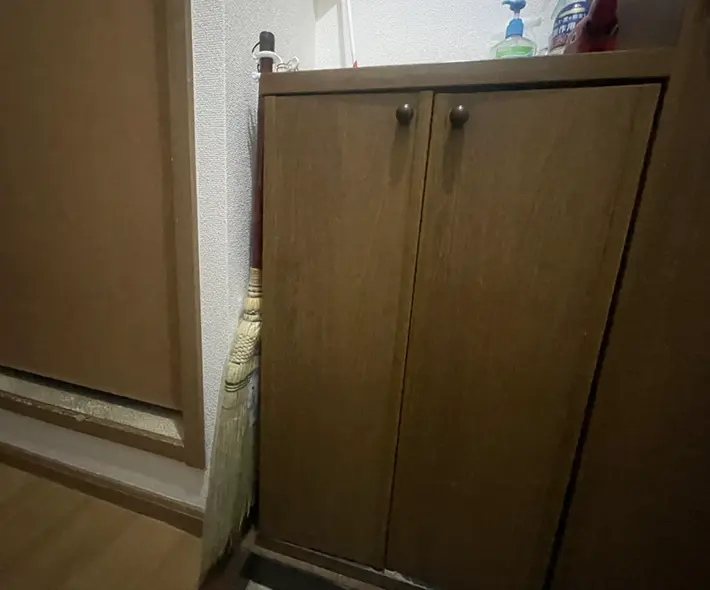 玄関にホウキを浮かせた写真（撮影：grapeライフハック編集部）