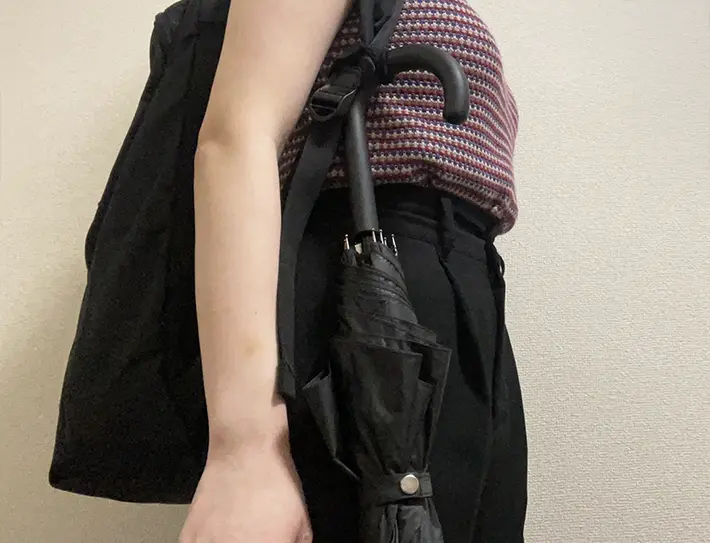 リュックの肩紐に傘を固定した写真（撮影：grapeライフハック編集部）