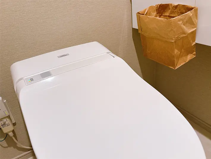 紙袋を便器そばに貼った写真（撮影：grapeライフハック編集部）