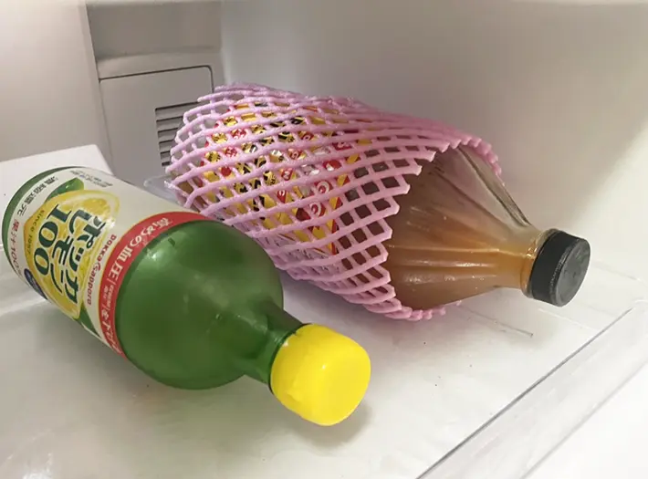 ガラス瓶が並んだ冷蔵庫内の写真（撮影：grapeライフハック編集部）