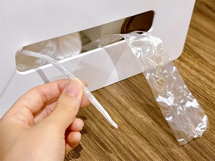 ティッシュケースにビニール紐を入れた写真（撮影：grapeライフハック編集部）