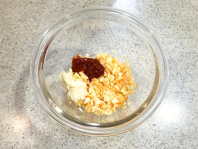 ゆでたまごと調味料（撮影：grapeフード編集部）