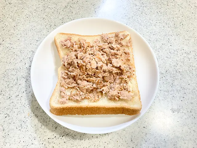 ツナフィリングと食パン（撮影：grapeフード編集部）