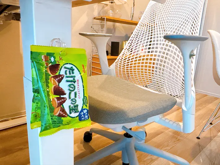 フックに菓子を掛けた写真（撮影：grapeライフハック編集部）