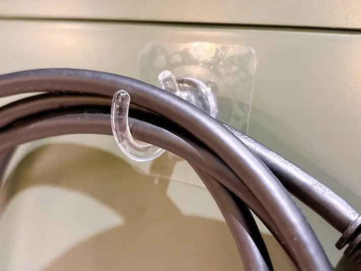 フックに掛けたコードの写真（撮影：grapeライフハック編集部）