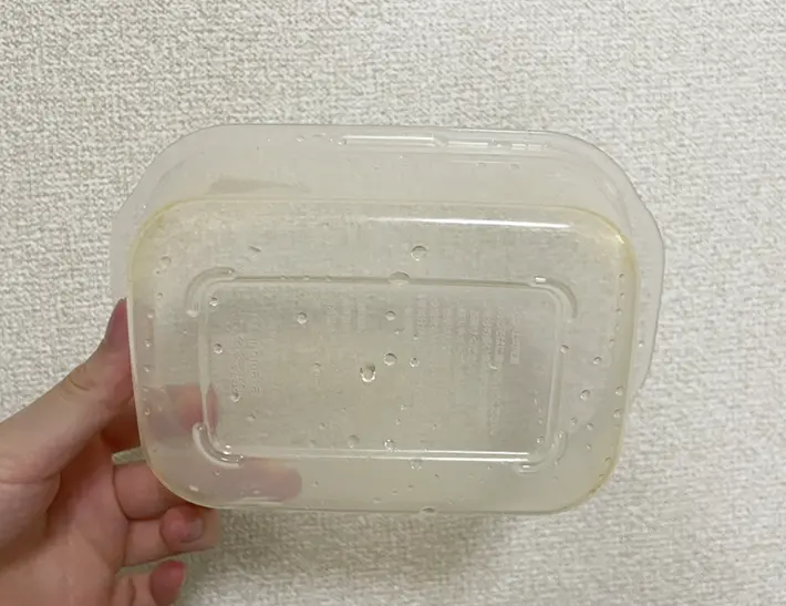 油汚れの残ったタッパーの写真（撮影：grapeライフハック編集部）