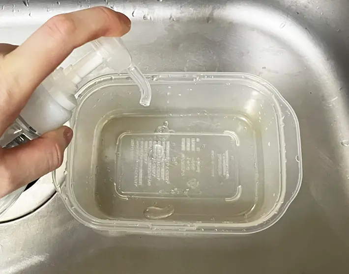 タッパーに食器用洗剤を入れる写真（撮影：grapeライフハック編集部）