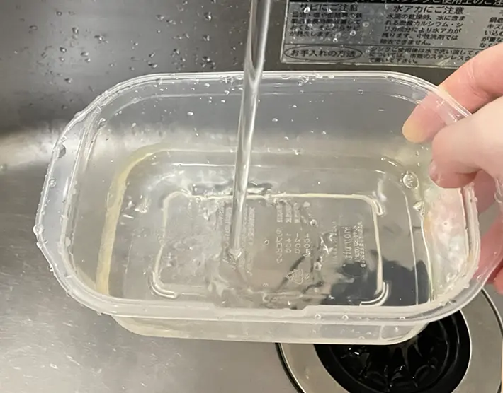 タッパーに水を注ぐ写真（撮影：grapeライフハック編集部）