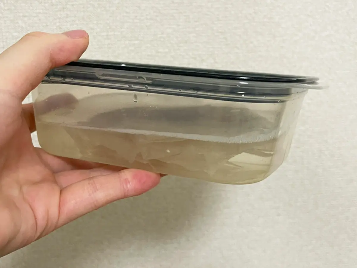 タッパーに水や食器用洗剤を入れた写真(撮影:grapeライフハック編集部)