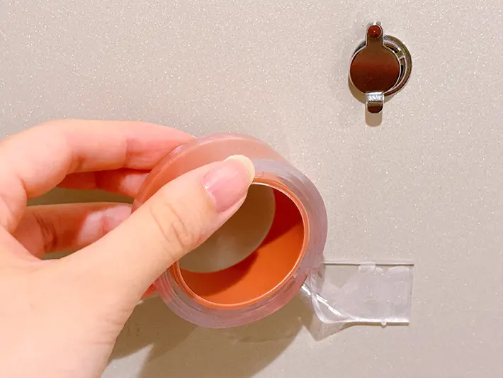 玄関ドアにゲルテープを貼った写真（撮影：grapeライフハック編集部）