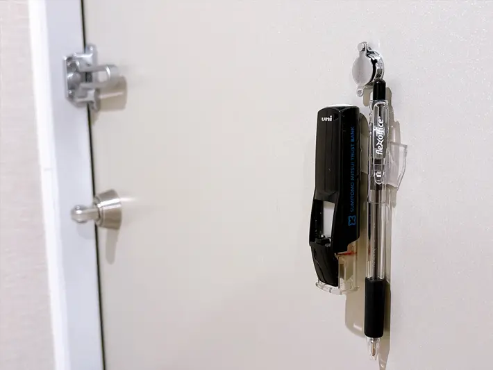 玄関ドアにペンと印鑑を貼った写真（撮影：grapeライフハック編集部）