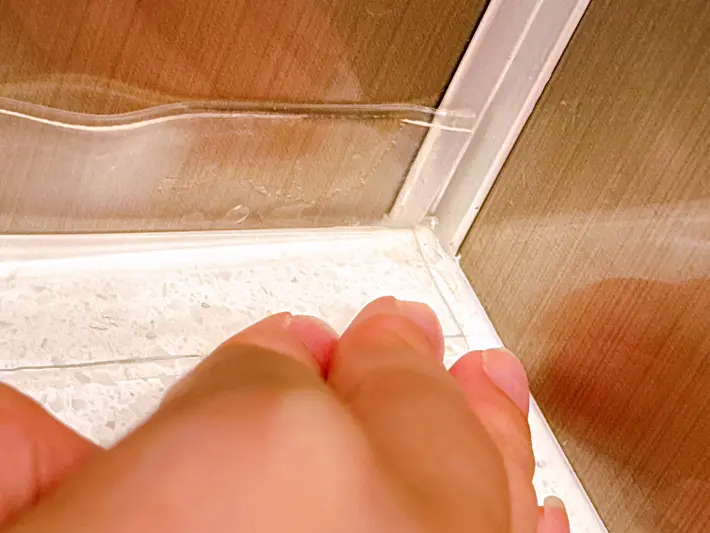 防水テープをキッチンに貼る写真（撮影：grape編集部）