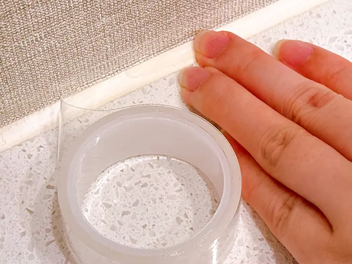 防水テープを洗面台に貼る写真（撮影：grape編集部）