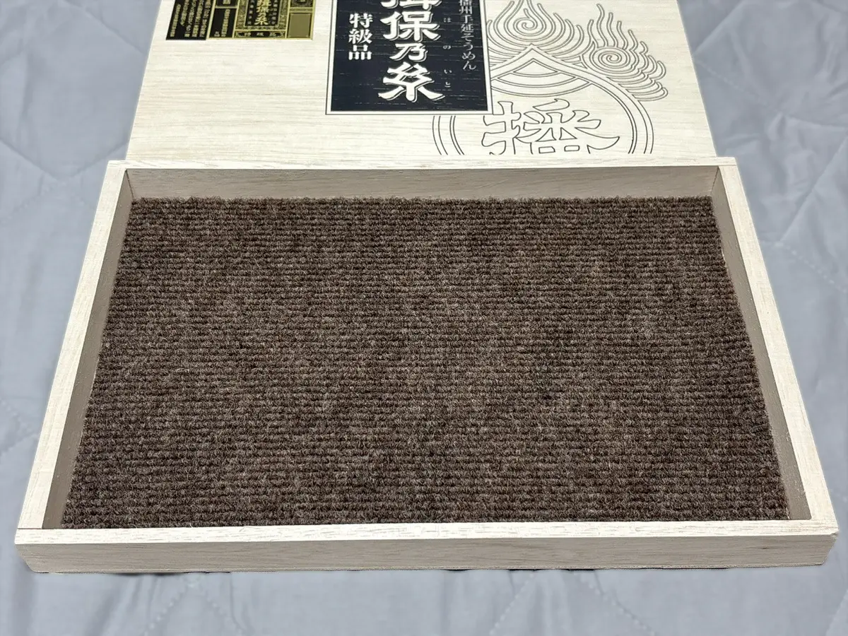 『揖保乃糸』の箱にシートを貼った写真（撮影：grapeライフハック編集部）