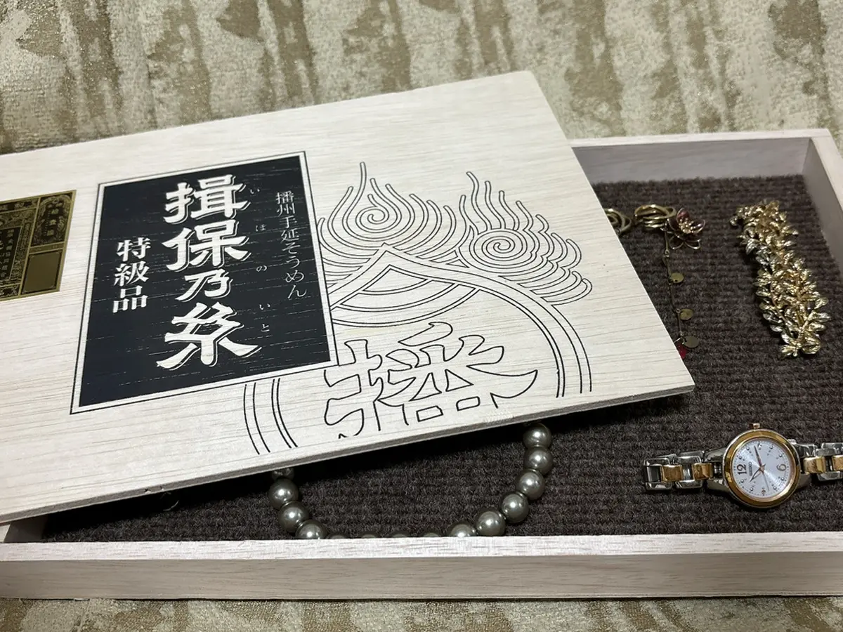 『揖保乃糸』の箱にアクセサリーを収納した写真（撮影：grapeライフハック編集部）