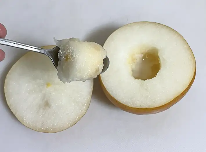 梨をくり抜く写真（撮影：grapeフード編集部）