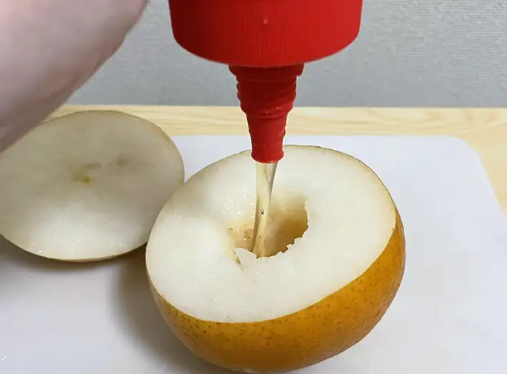 梨にハチミツをかける写真（撮影：grapeフード編集部）