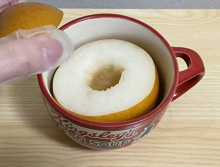 耐熱容器に梨を入れた写真（撮影：grapeフード編集部）