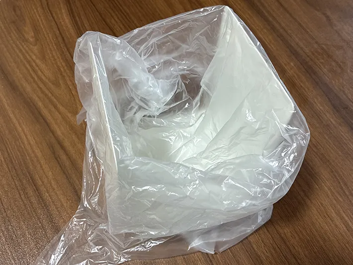 ビニール袋をかぶせたブックエンド（撮影：grapeライフハック編集部）