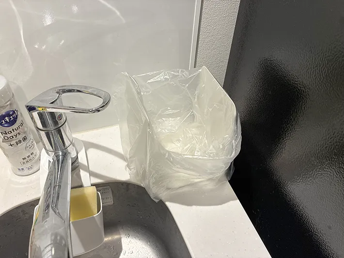 キッチンに置いた簡易ゴミ箱（撮影：grapeライフハック編集部）