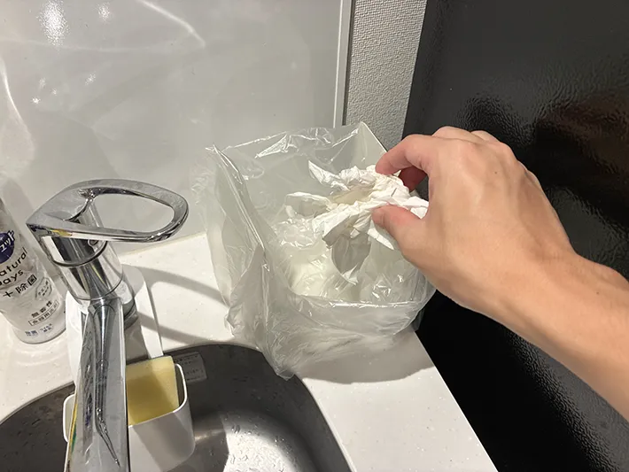 丸めたキッチンペーパーを捨てる場面（撮影：grapeライフハック編集部）