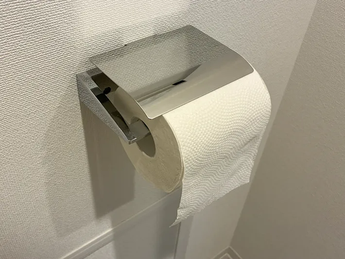 賃貸のトイレットペーパーホルダー（撮影：grapeライフハック編集部）
