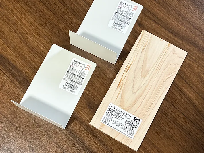 机に置かれた木材とブックエンド（撮影：grapeライフハック編集部）