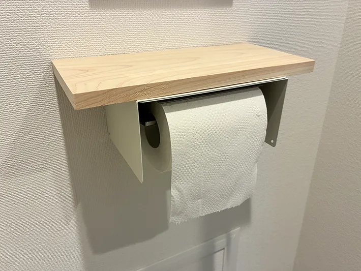 トイレットペーパーホルダーの上にのせたスマホ置き場（撮影：grapeライフハック編集部）