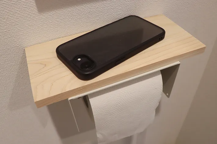 木材の上に置いたスマホ（撮影：grapeライフハック編集部）