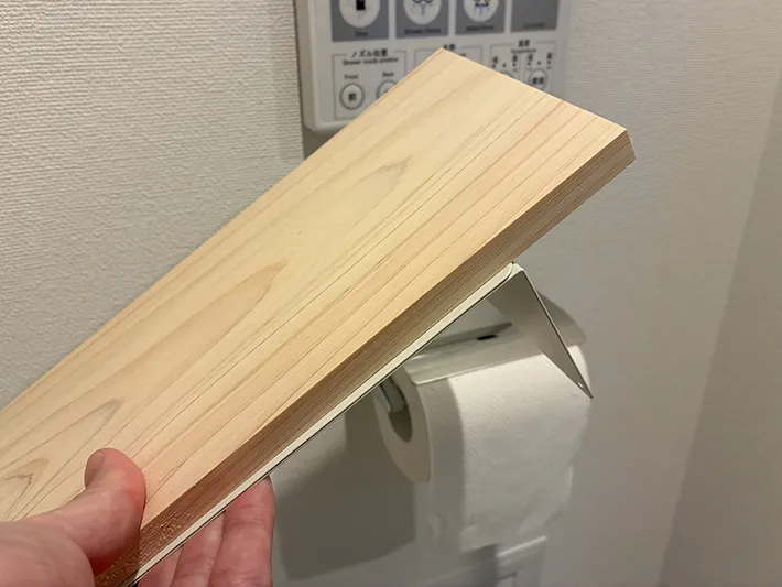 トイレットペーパーホルダーから取り外したスマホ置き場（撮影：grapeライフハック編集部）