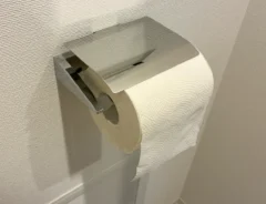 賃貸のトイレットペーパーホルダー（撮影：grapeライフハック編集部）