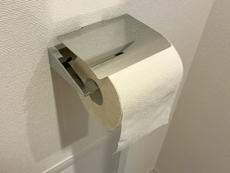 賃貸のトイレットペーパーホルダー（撮影：grapeライフハック編集部）