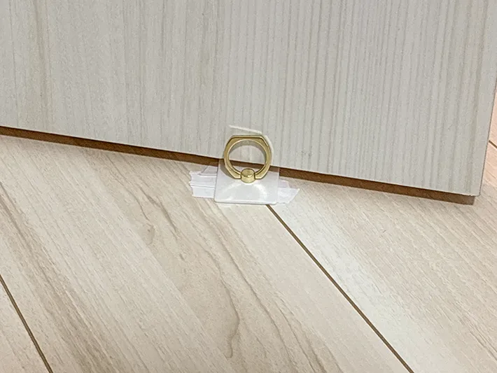 ドアストッパーとして使うスマホリング（撮影：grapeライフハック編集部）