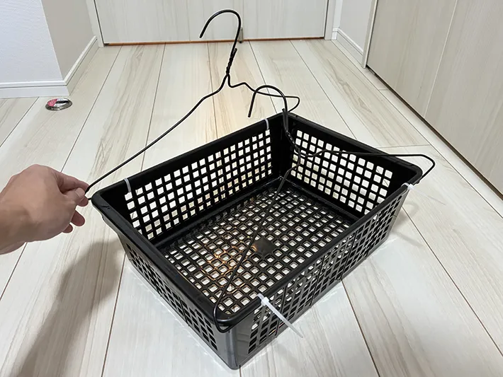 ハンガーとバスケット、結束バンドで作った収納アイテム（撮影：grapeライフハック編集部）