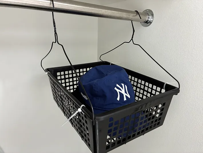 収納アイテムに置いた帽子（撮影：grapeライフハック編集部）