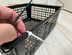 ハンガーとバスケットを結束バンドで固定する場面（撮影：grapeライフハック編集部）