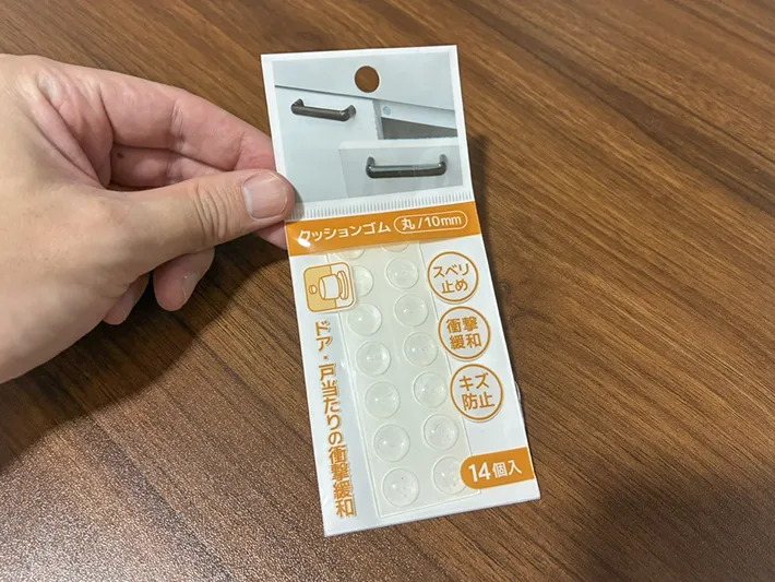 手で持ったセリアのクッションゴム（撮影：grapeライフハック編集部）