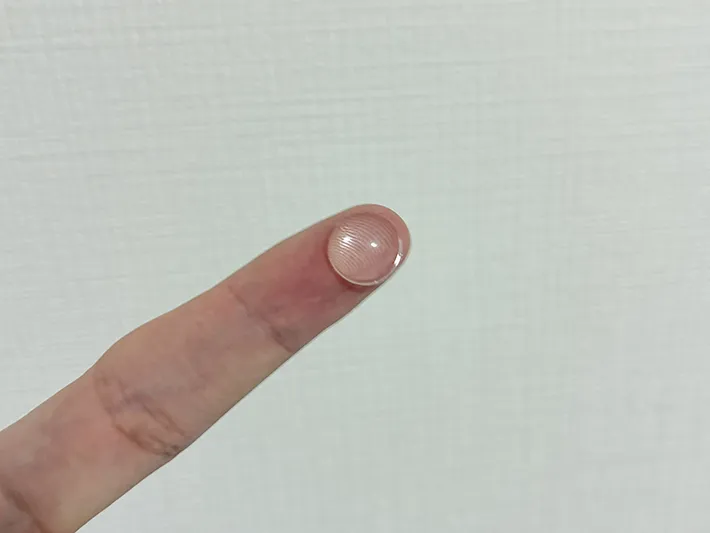 指の上にのせたクッションゴム（撮影：grapeライフハック編集部）