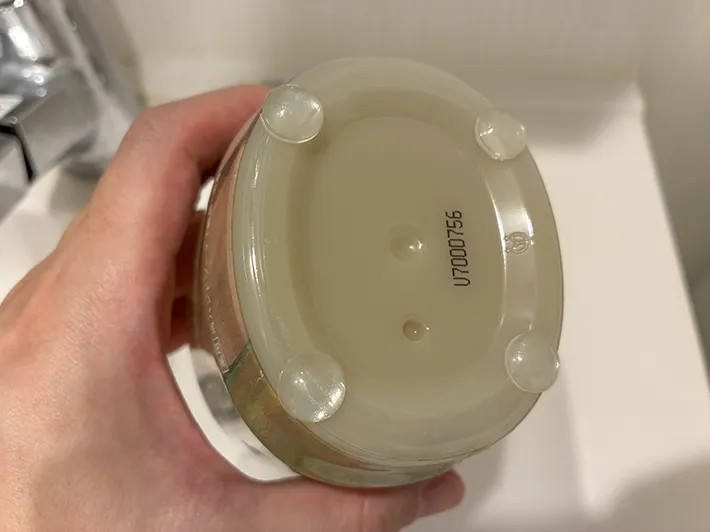 クッションゴムを貼ったハンドソープの底（撮影：grapeライフハック編集部）