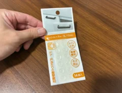 手で持ったセリアのクッションゴム（撮影：grapeライフハック編集部）