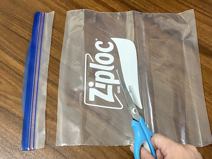 切り取ったジッパー袋の先端（撮影：grapeライフハック編集部）